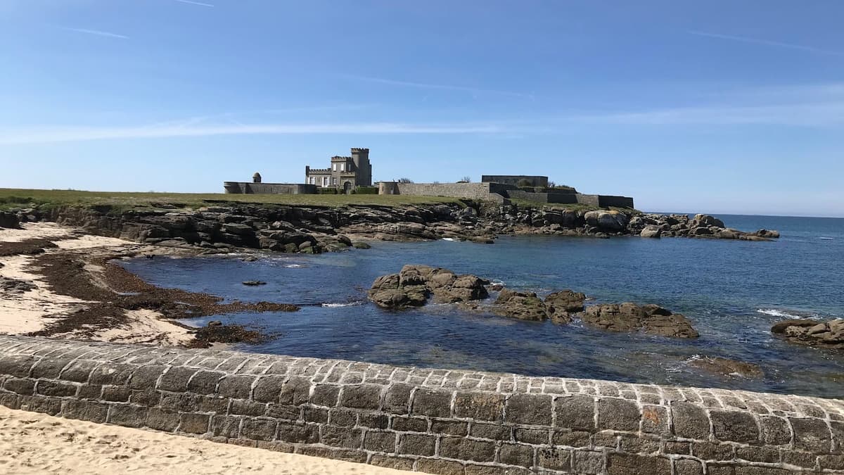 Pet-friendly hotels near Plage de Trévignon (anses est), dog-friendly beach in Trégunc, Finistère sud