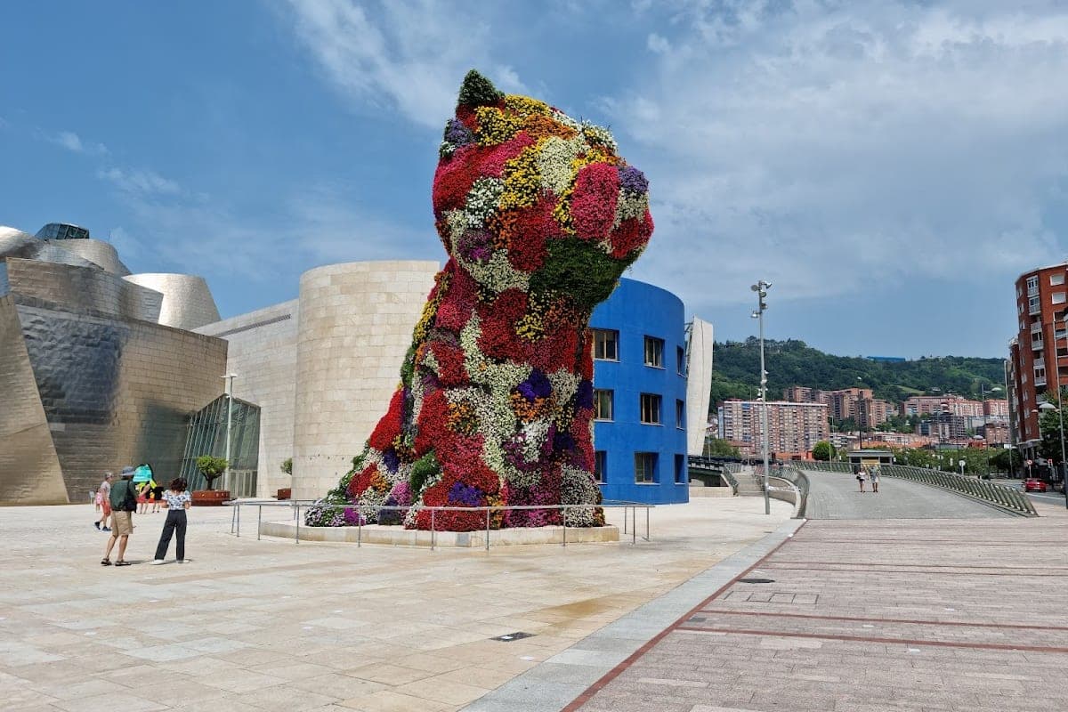 Guggenheim Museum Exterior & Puppy Sculpture