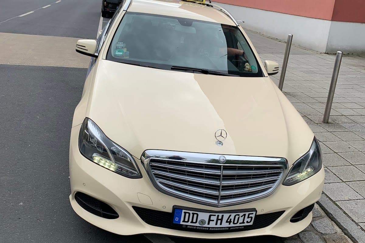 Taxis (Bolt, Funk-Taxi 0351 211211)