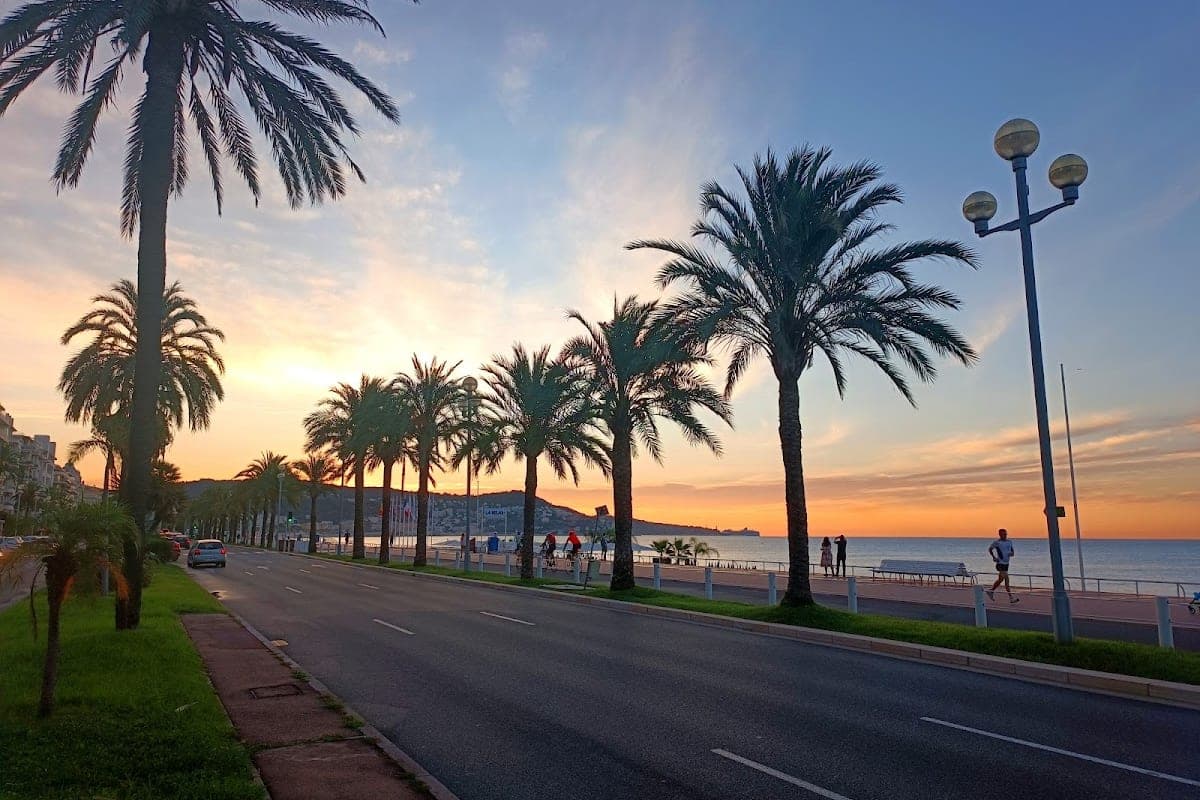 Promenade des Anglais (seafront walk)