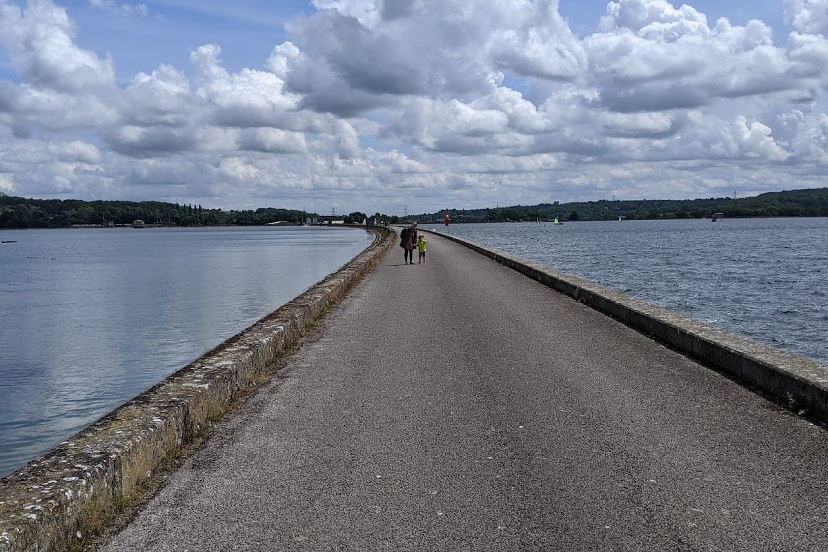 Farmoor Reservoir lakeside path