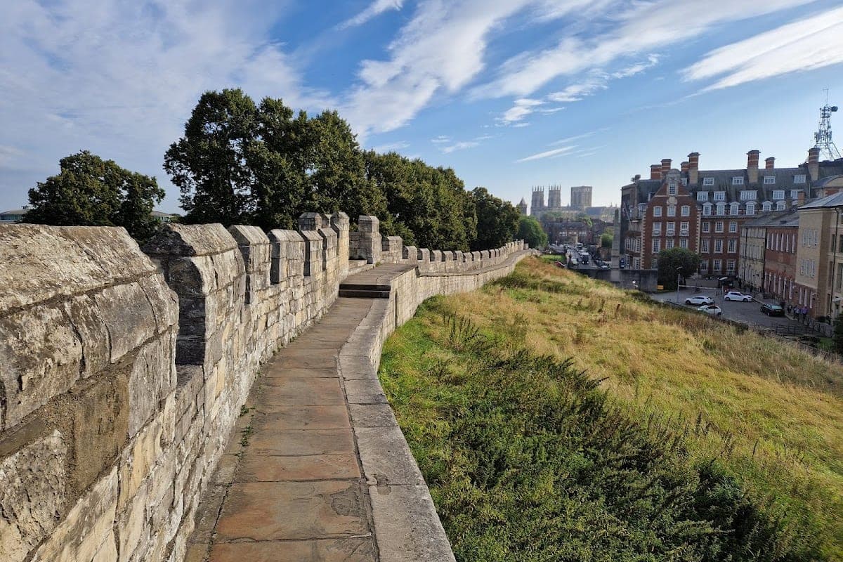 Walking the city walls
