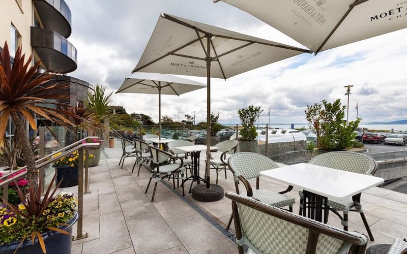 Salthill Hotel: Acceso a la playa hotel in Galway