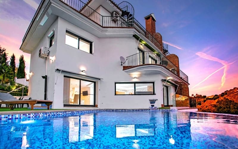 Happyplace Malaga - Villa with Panoramic Sea View Heated Infinity Saltwater Pool: Beach Access hotel in Malaga