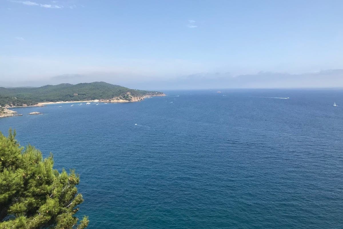 Cap Gros lighthouse & harbour breakwater walk