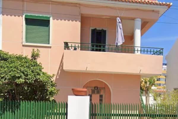 Caparica Beach House: Acceso a la playa hotel in Costa da Caparica